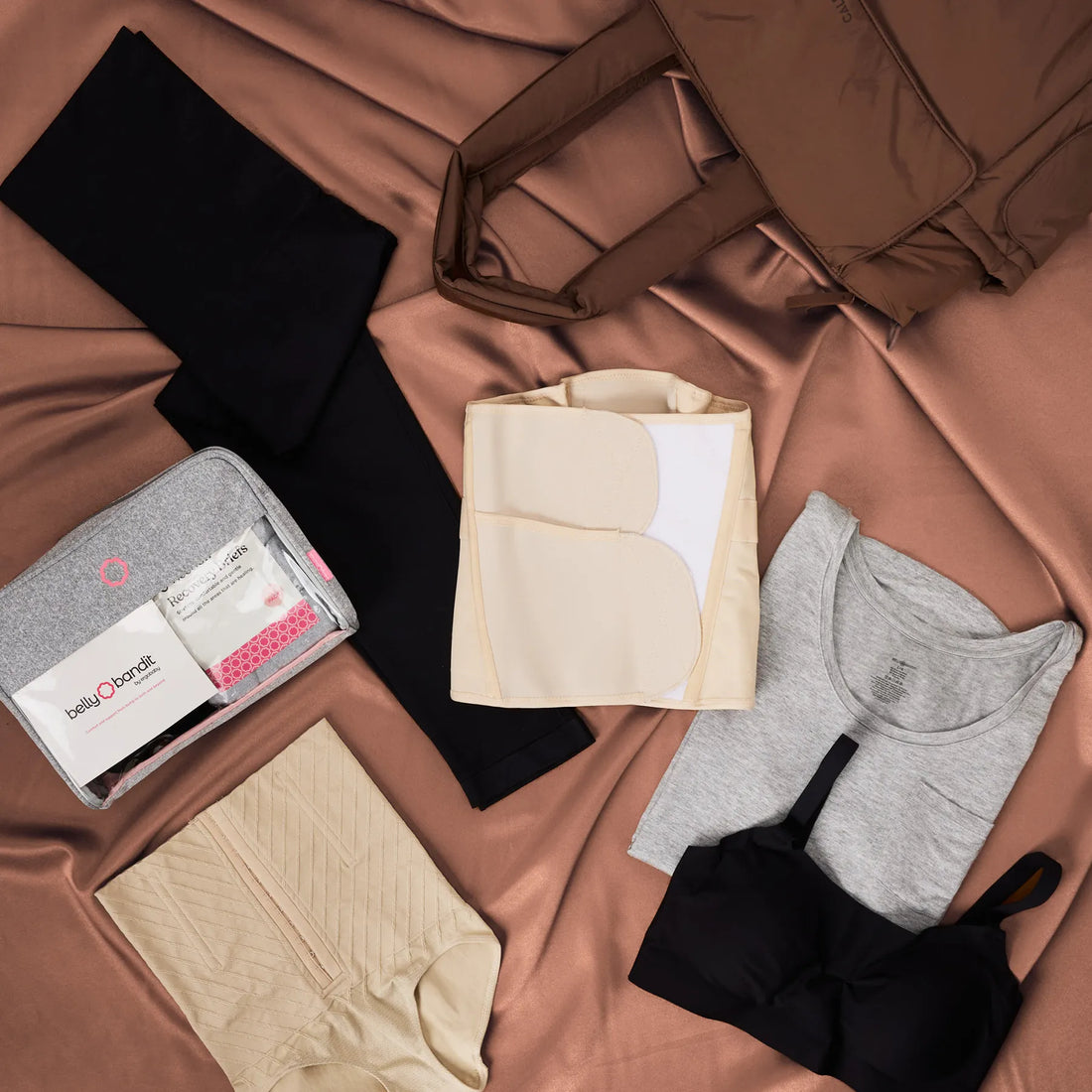 Tragetasche mit einer Auswahl an Damenunterwäsche und BHs