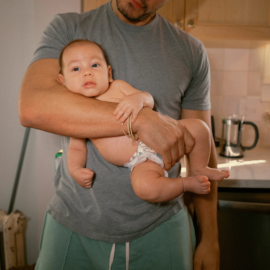 Mann mit einem Baby im Arm