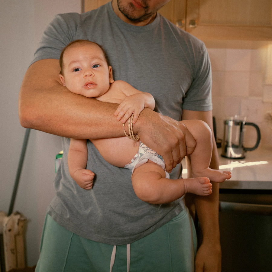 Mann mit einem Baby im Arm