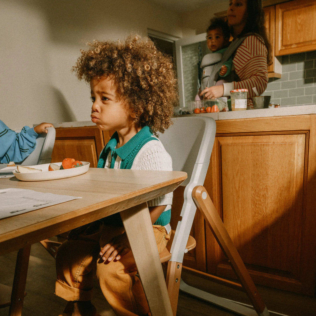 Ein Kleinkind sitzt in einem Hochstuhl und isst 