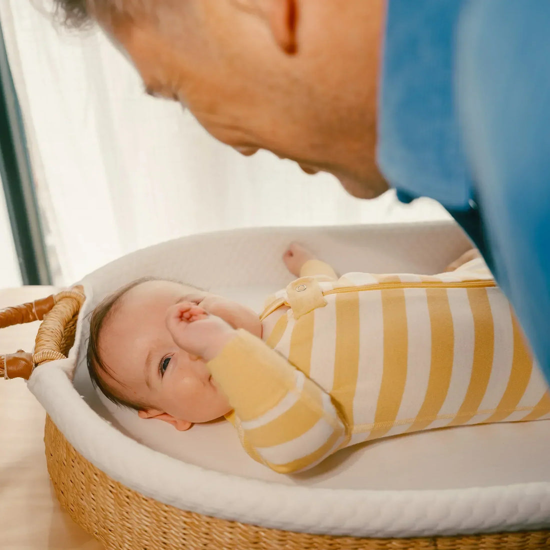Bébé allongé dans un berceau, regardant un homme