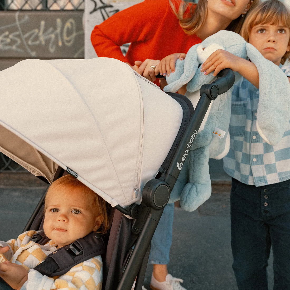 Zwei Kinder, die einen Kinderwagen schieben