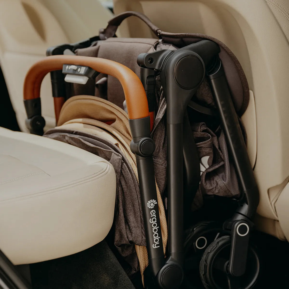 Der zusammengeklappte Ergobaby Metro Compact Kinderwagen passt perfekt ins Auto.